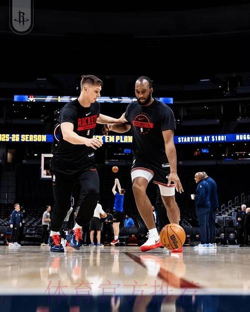 严阵以待！火箭官媒晒众球员赛前热身训练照：周日晚间篮球